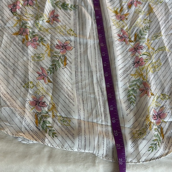 LC Lauren Conrad Gray White Embellished Short Sleeve Blouse EUC - Picture 5 of 7